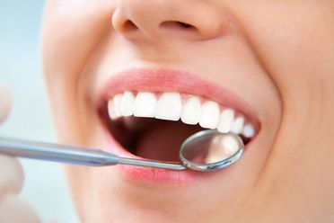 Clínica Dental Doctor Quatra Lousa dentadura femenina
